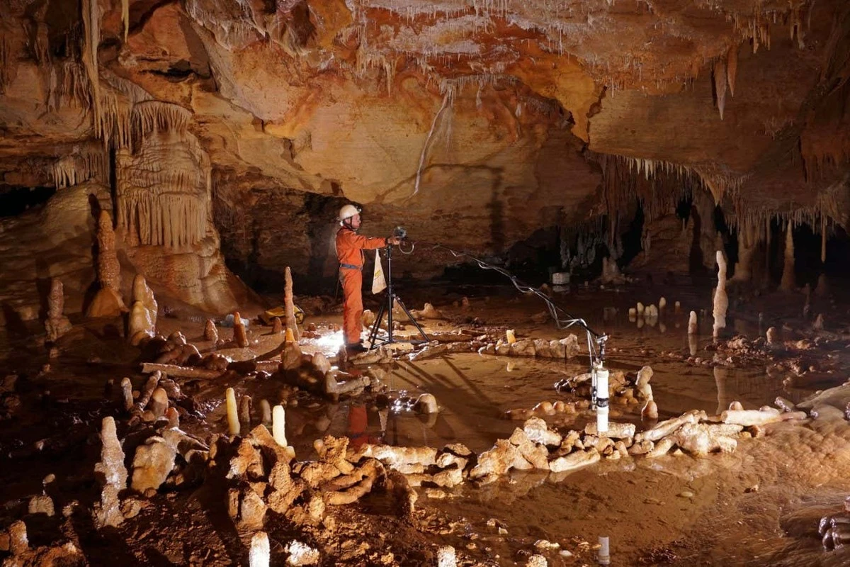 Tajemniczy odcisk kolana w jaskini Bruniquel zmienia naszą wiedzę o neandertalczykach