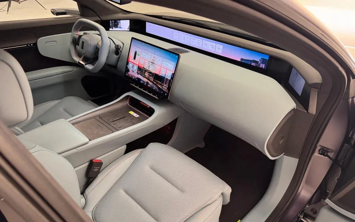 Reklamy na ekranach samochodów: inteligentne wsparcie czy niebezpieczne rozproszenie uwagi?