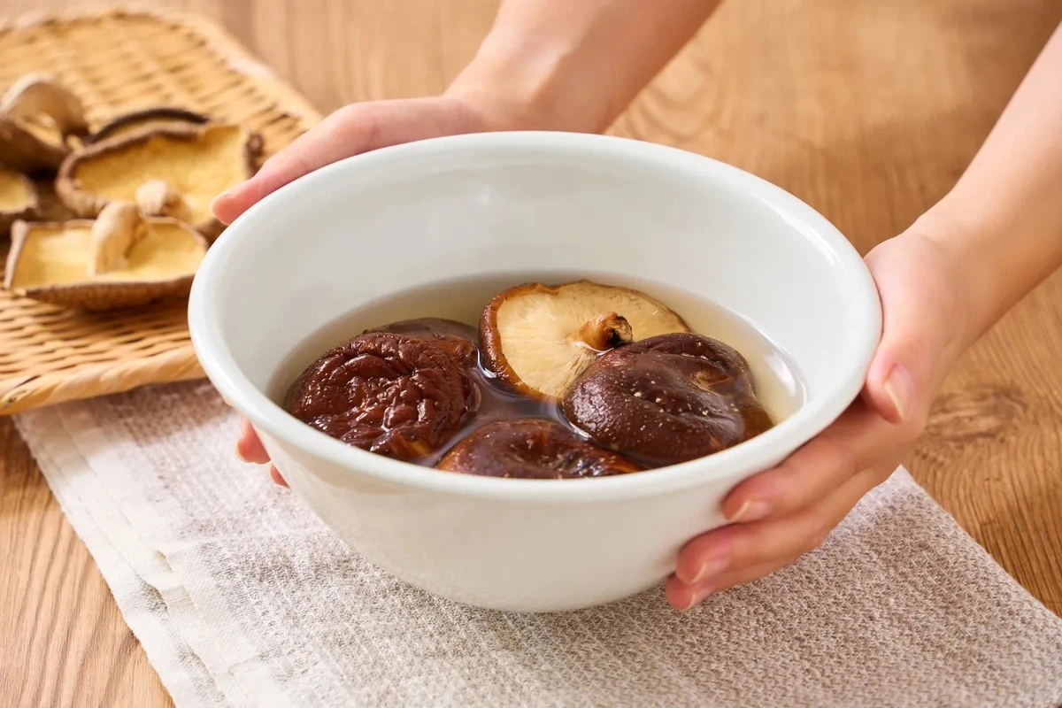 Większość osób psuje grzyby przed smażeniem: ten jeden błąd odbiera im smak