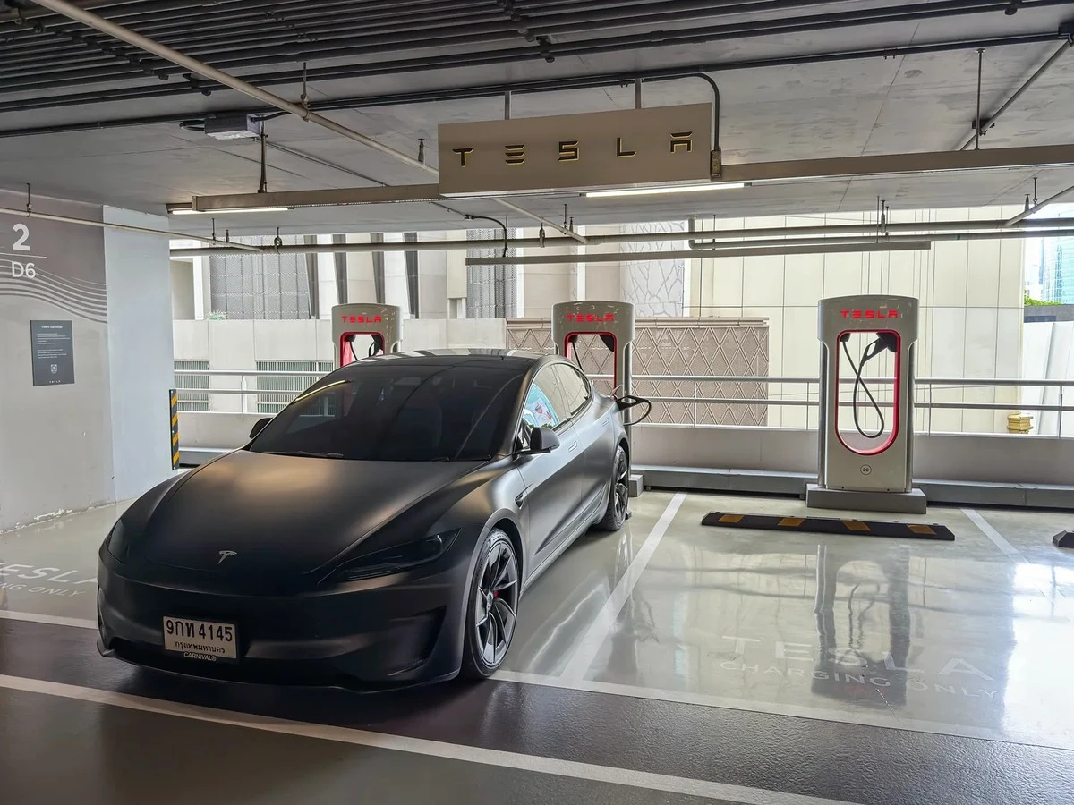 Samochód jak czarna dziura: chińska technologia zmienia auto w „cień na kołach”