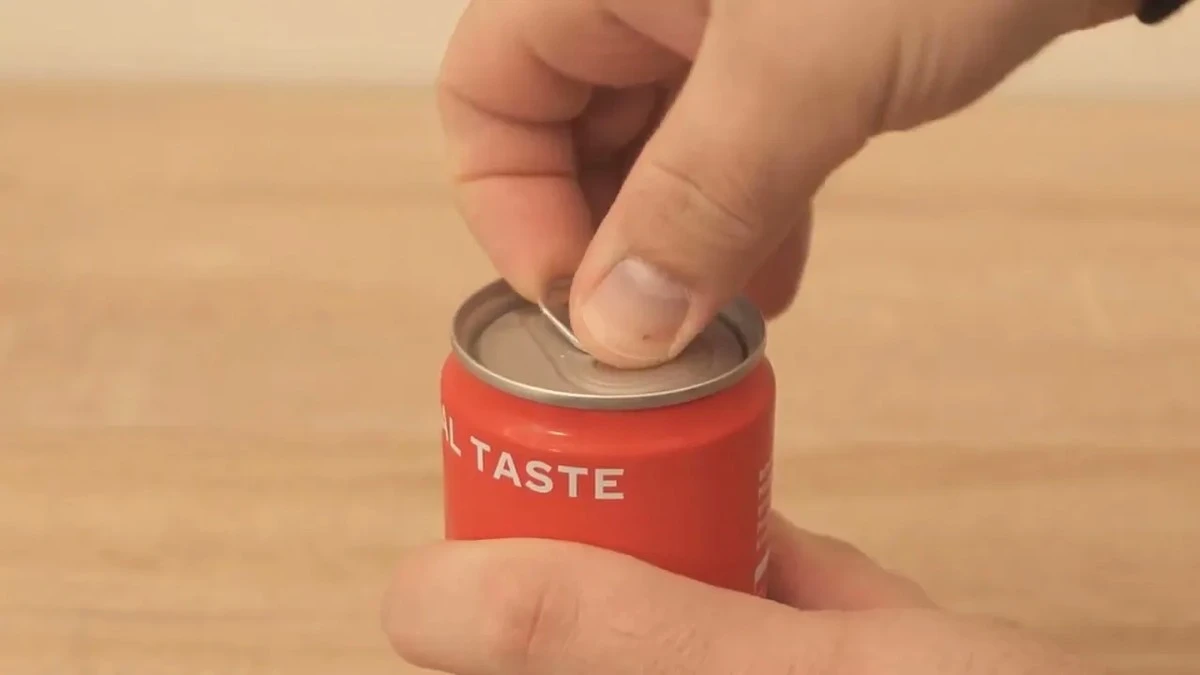 Dlaczego większość z nas źle używa zawleczki w puszce z napojem