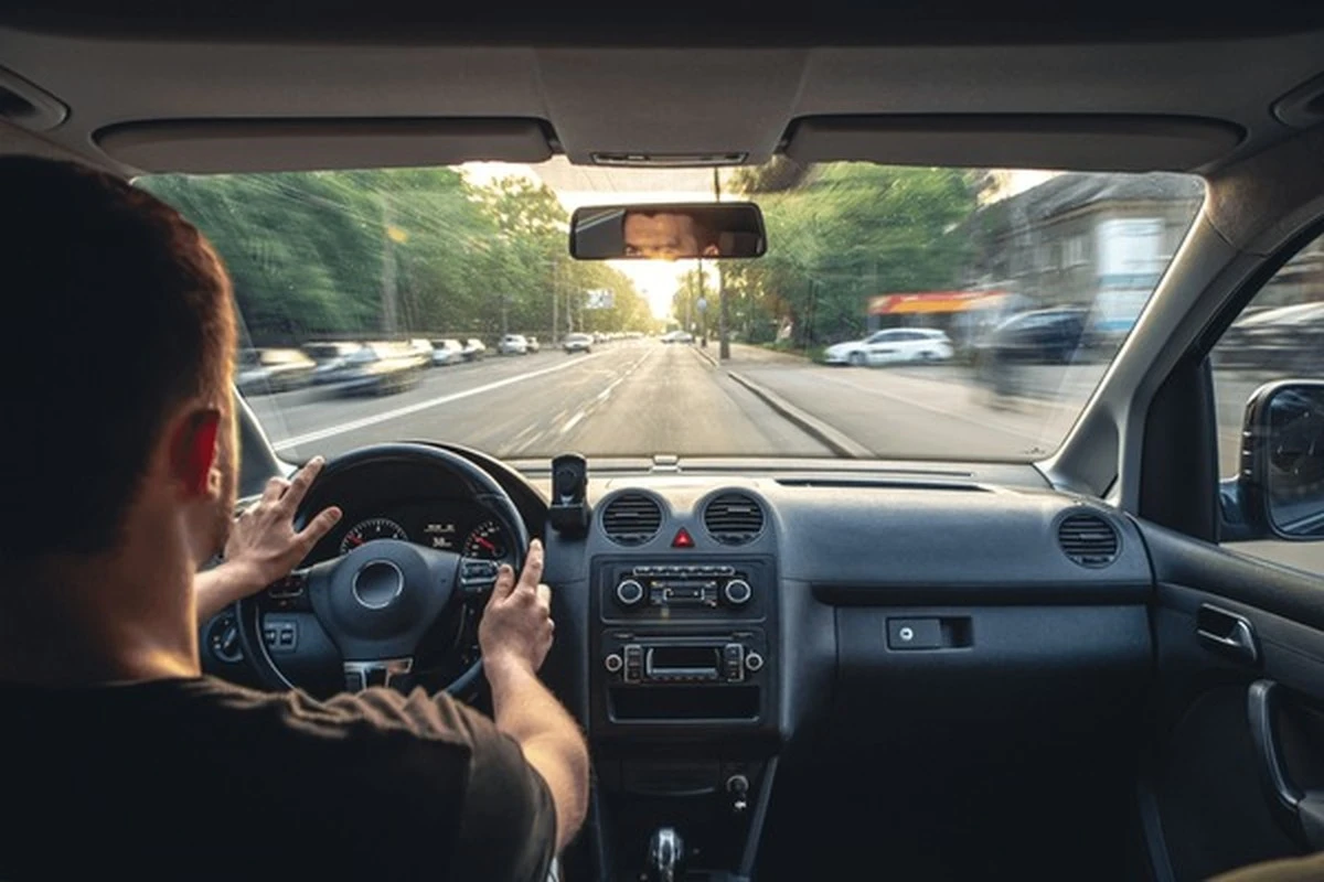 ukrytezagrozeni-extra-1.webp Ukryte zagrożenie dla słuchu podczas jazdy z otwartymi szybami na autostradzie - image 1