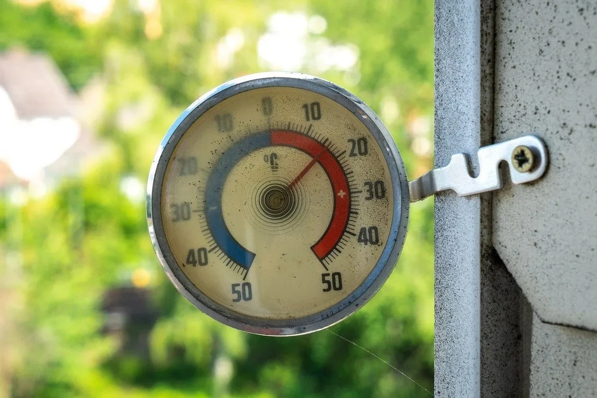 Jak schłodzić pokój bez klimatyzacji: prosty trik z kartonem i zamrożonymi butelkami