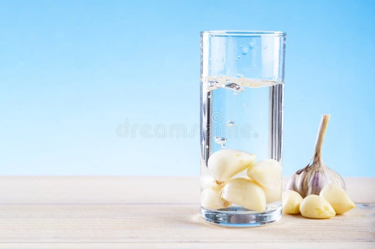 Piłem wodę z czosnkiem przez miesiąc: szczerze o efektach - image 1