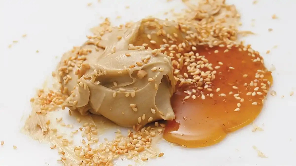 Dlaczego warto wymieszać miód z pastą sezamową i jeść łyżeczkę dziennie - image 1