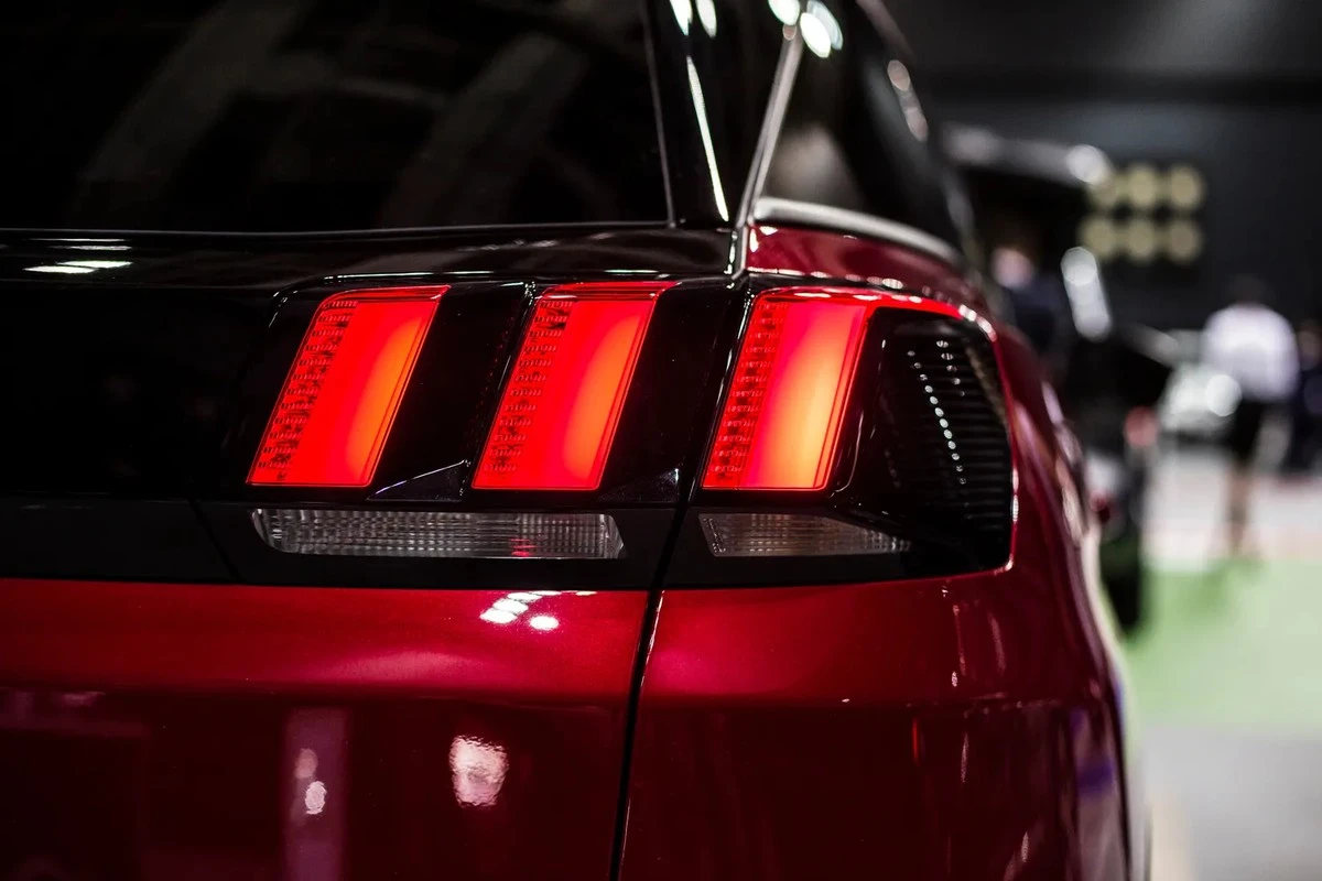 Dlaczego od 2026 roku nie kupisz już nowego auta bez pulsujących świateł stopu