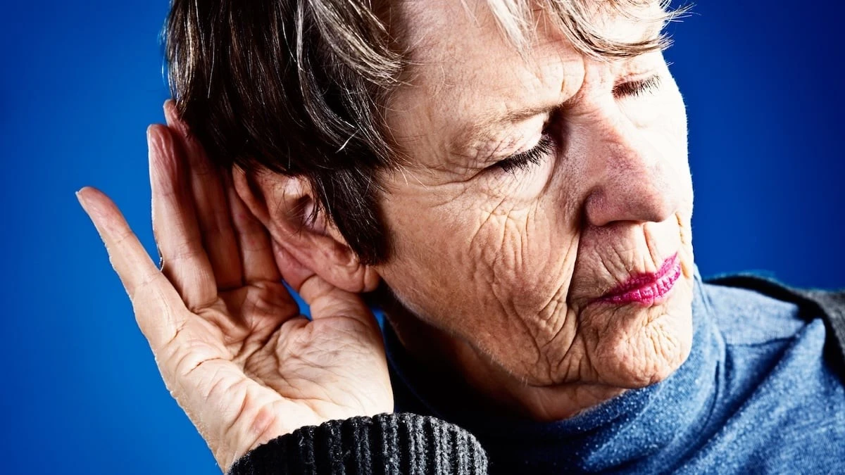 Zamykanie oczu, by lepiej słyszeć, to błąd – nauka wyjaśnia dlaczego