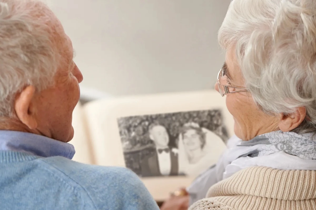 70 lat razem i wciąż szczęśliwi: jeden prosty rytuał, który podtrzymuje ogień w ich związku