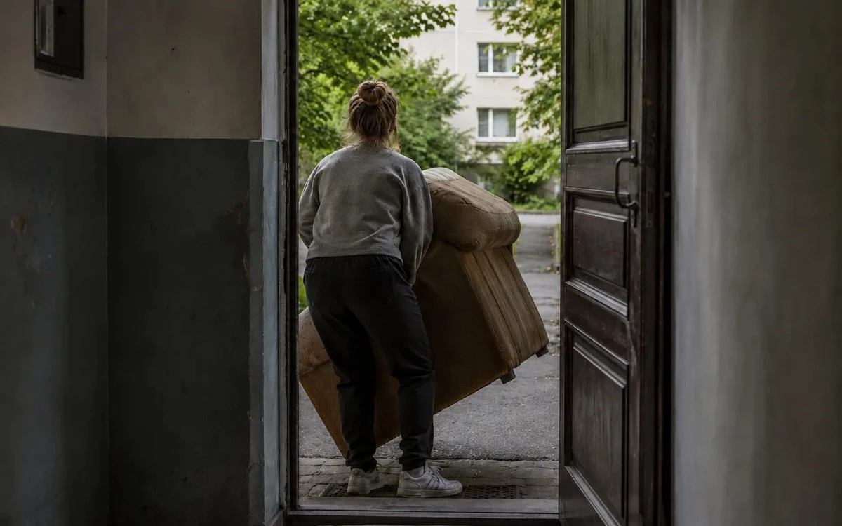 Wyrzuciłam starą kanapę i poczułam ulgę: jak odgracanie domu zmienia życie