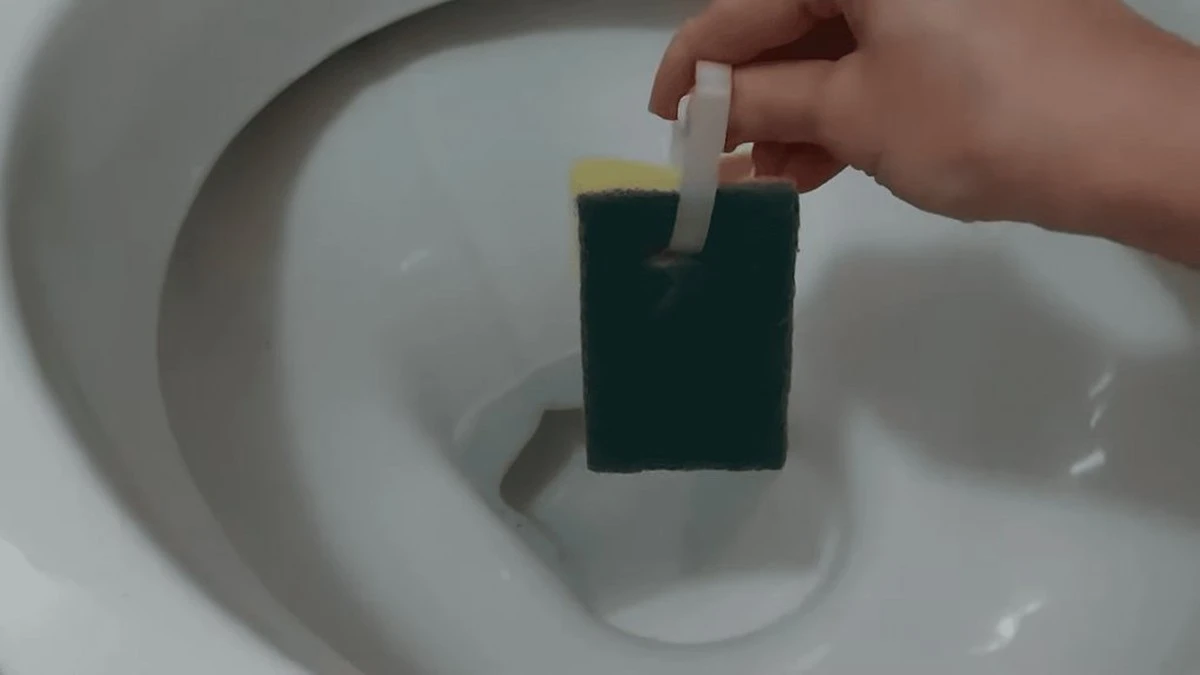 Jak przestałam szorować toaletę: prosty trik z gąbką i mydłem
