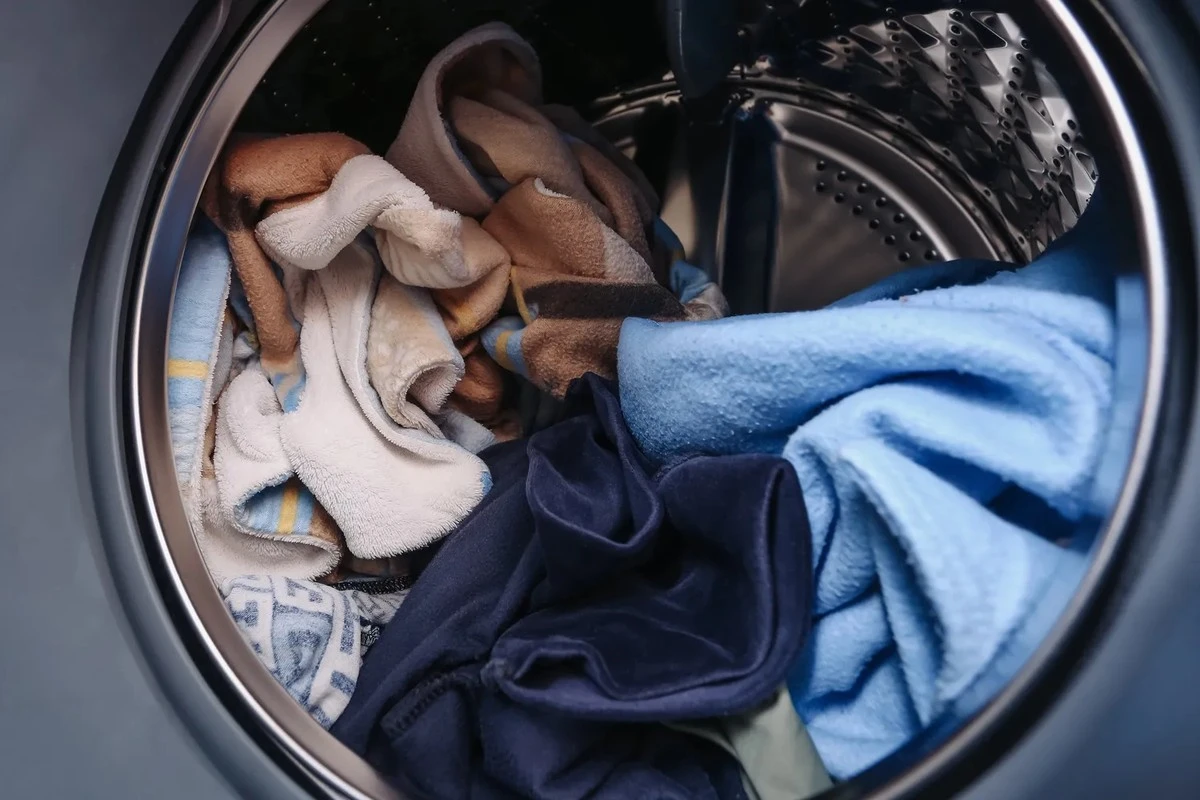 Dlaczego pranie w 40 stopniach to błąd? Jak prać ubrania, by służyły latami