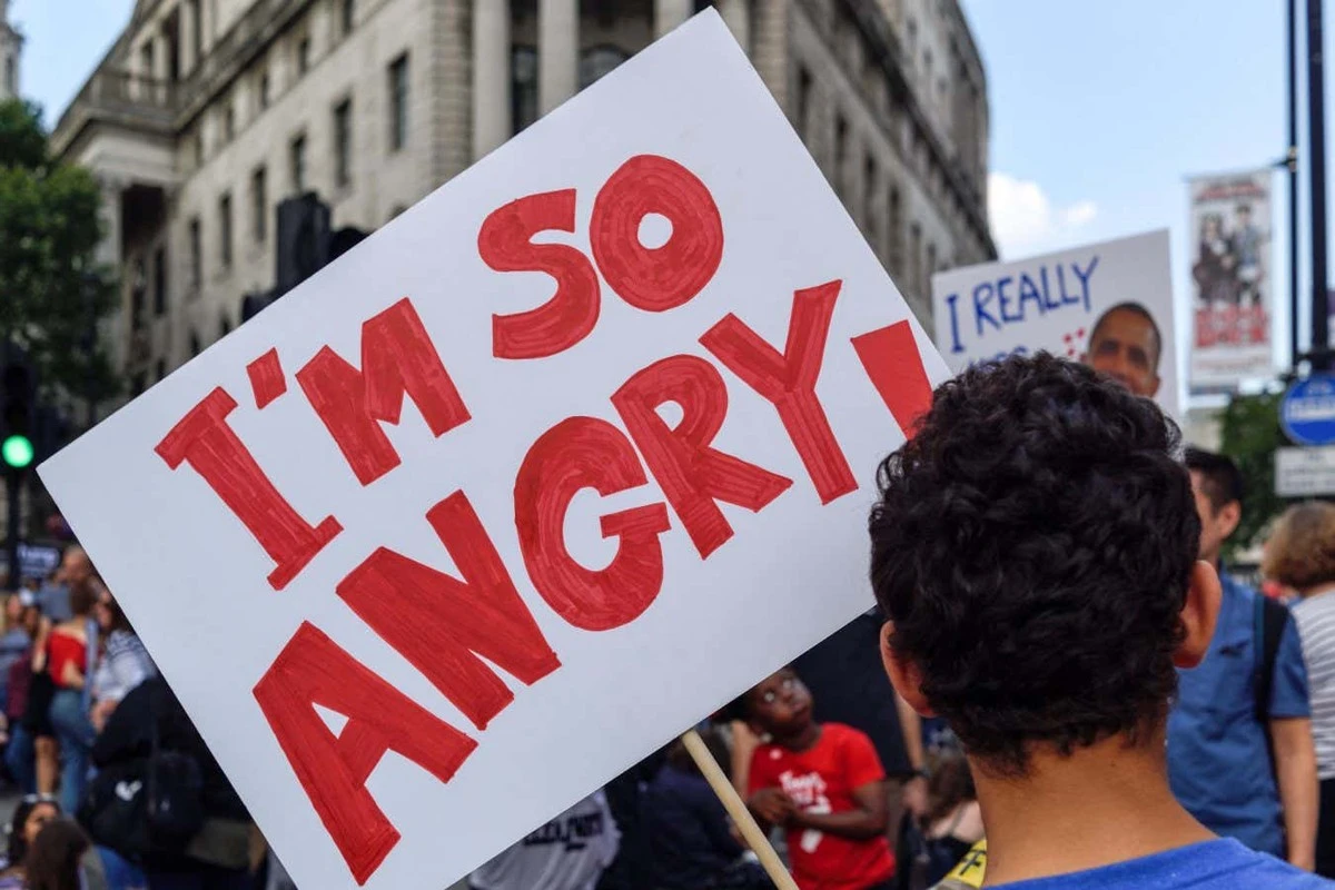 Dlaczego polityczne emocje męczą nas bardziej niż zwykły stres