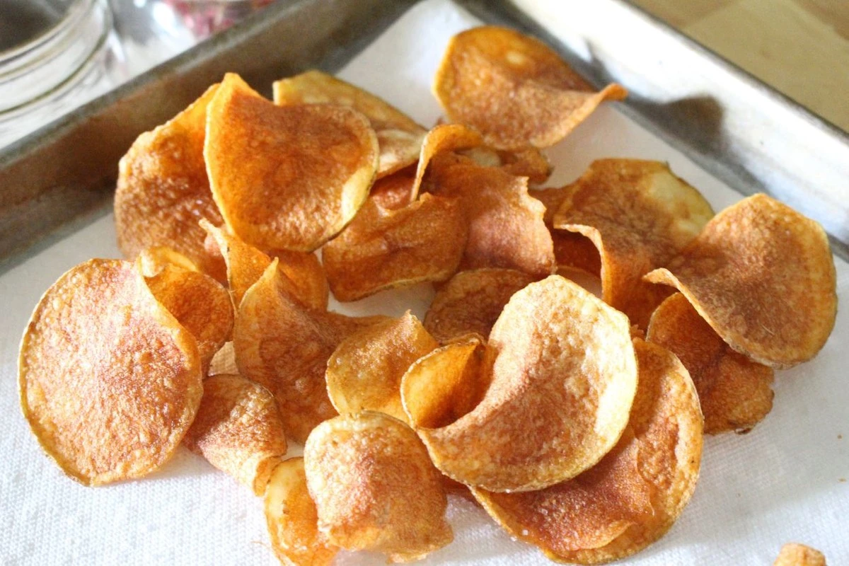 Dlaczego moje przyjaciółki jedzą chipsy co wieczór i nie tyją: poznałam ich domowy trik - image 1