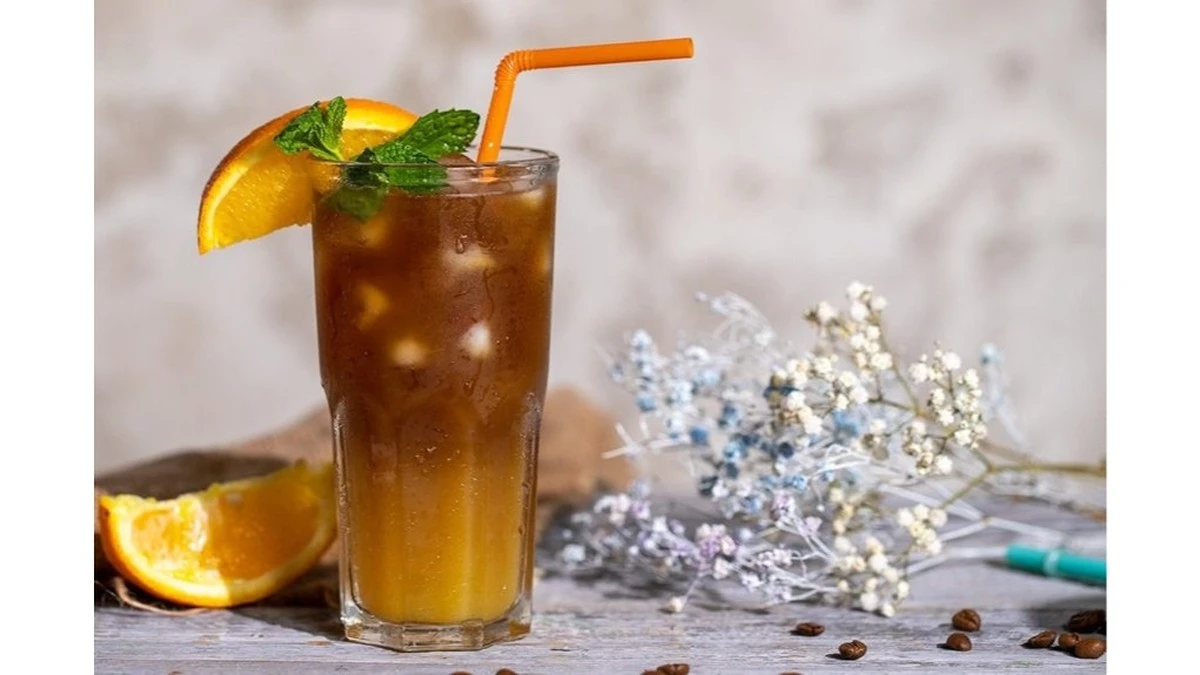 Dlaczego barista w małej kawiarni serwuje kawę z sokiem pomarańczowym