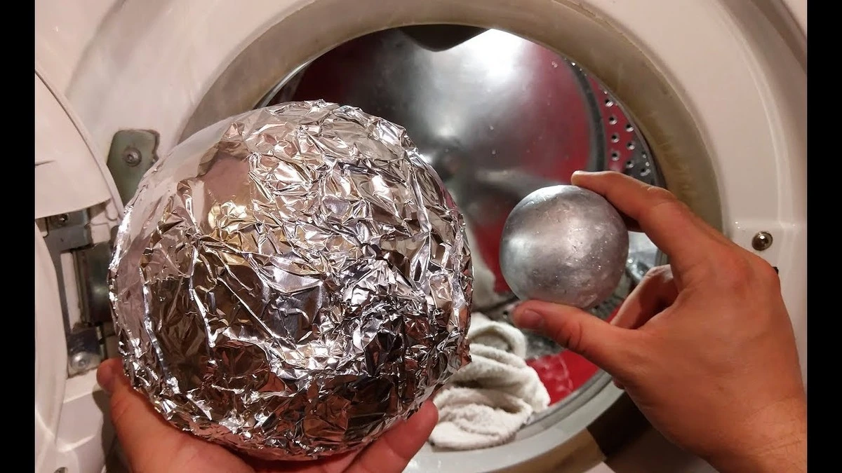Dlaczego wrzucam kulkę folii do pralki? Rozwiązanie na elektryzujące się ubrania - image 1