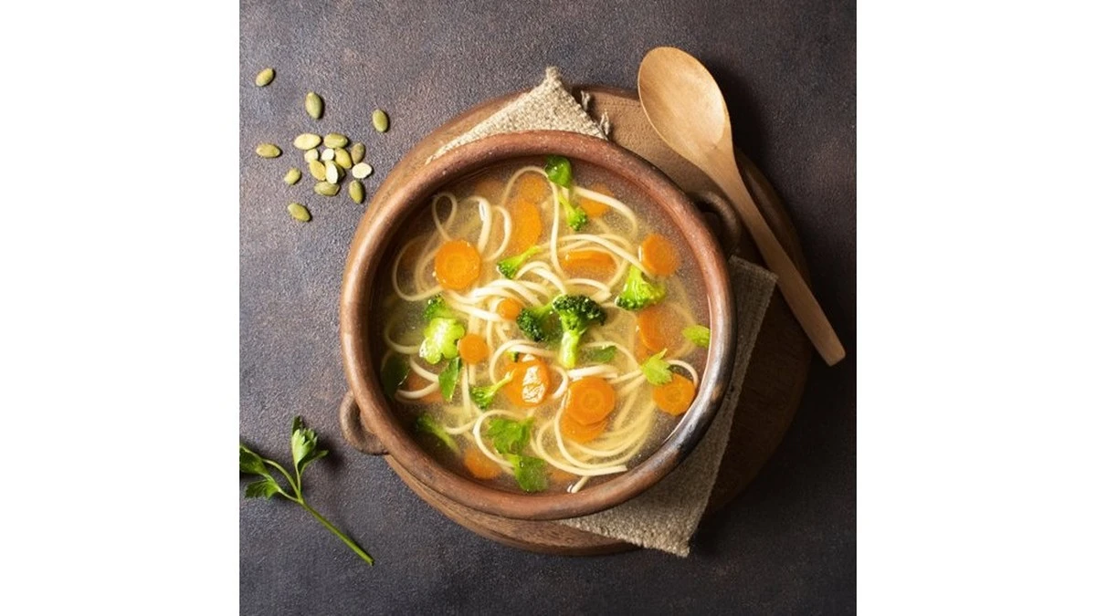 Dlaczego lekarze zalecają rosół przy infekcji: skraca przeziębienie o dwa dni