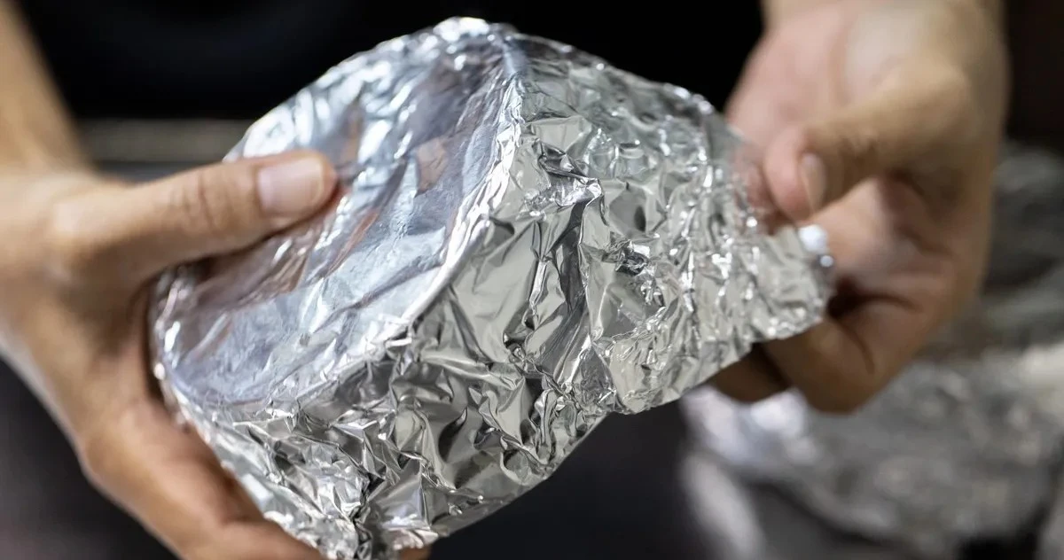 Dlaczego większość osób źle używa folii aluminiowej w kuchni
