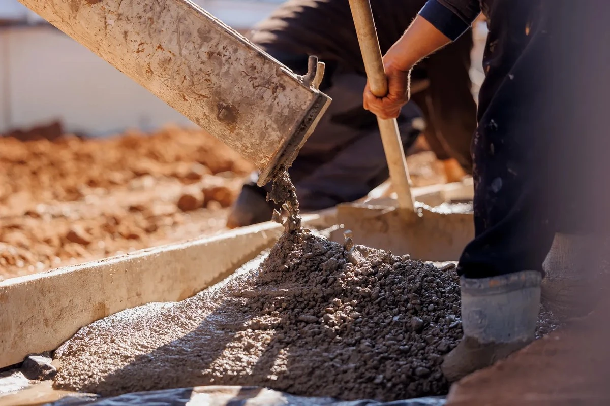 Cement czy beton? Dlaczego przez pomyłkę w nazewnictwie Twój chodnik może popękać