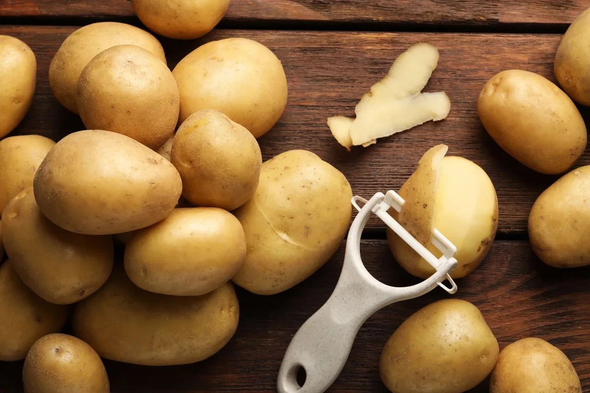 Jak obrać kilogram młodych ziemniaków w 5 minut, nie używając noża