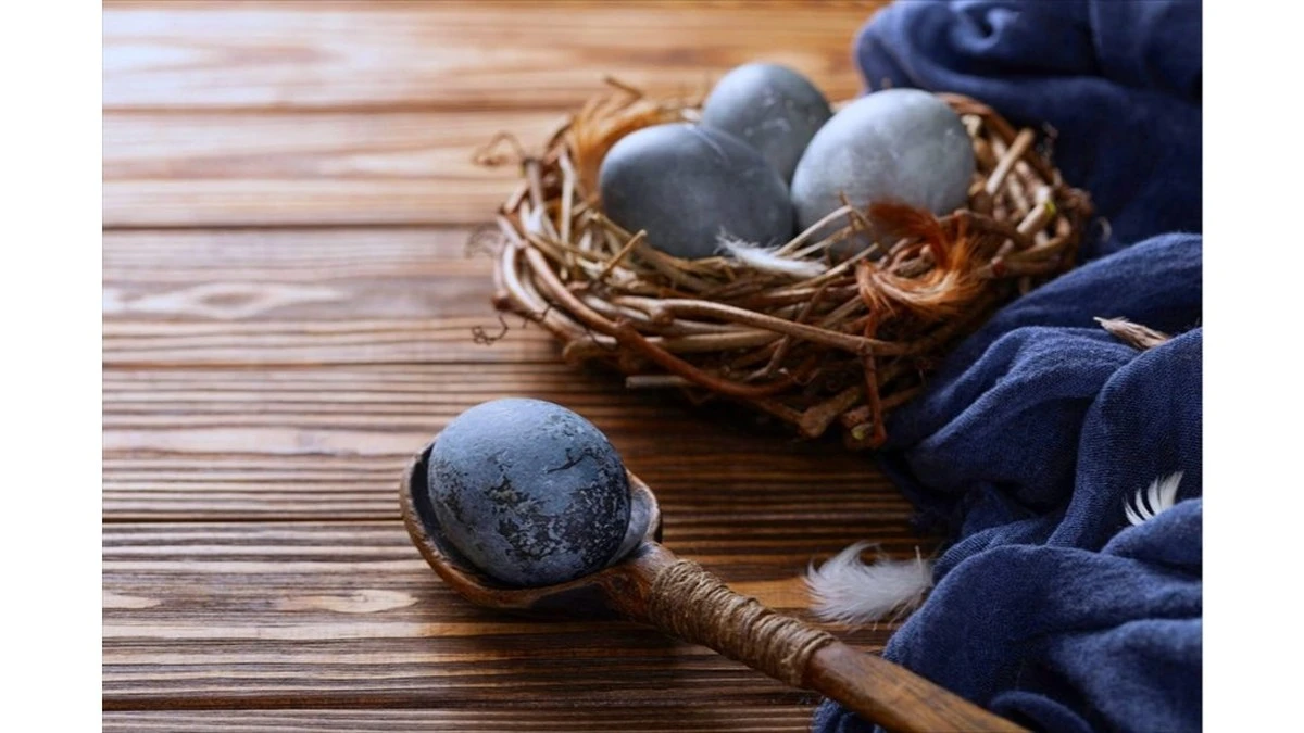 Dlaczego warto zalać jajka czerwonym winem zamiast wody