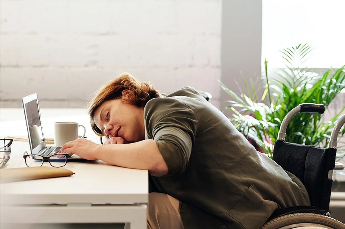 Choroby kręgosłupa i praca: czy na pewno zdrowiej jest stać niż siedzieć? - image 1