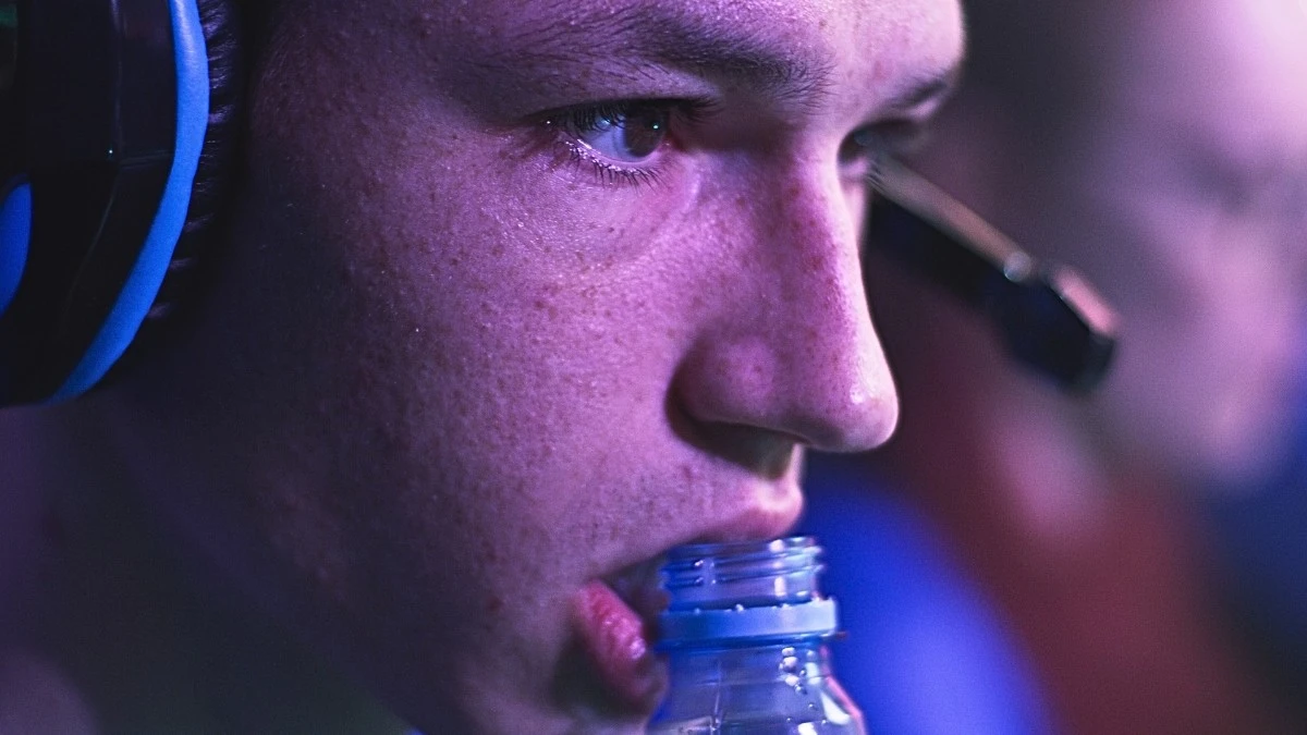 Dlaczego warto pić wodę gazowaną zamiast zwykłej podczas pracy przy komputerze