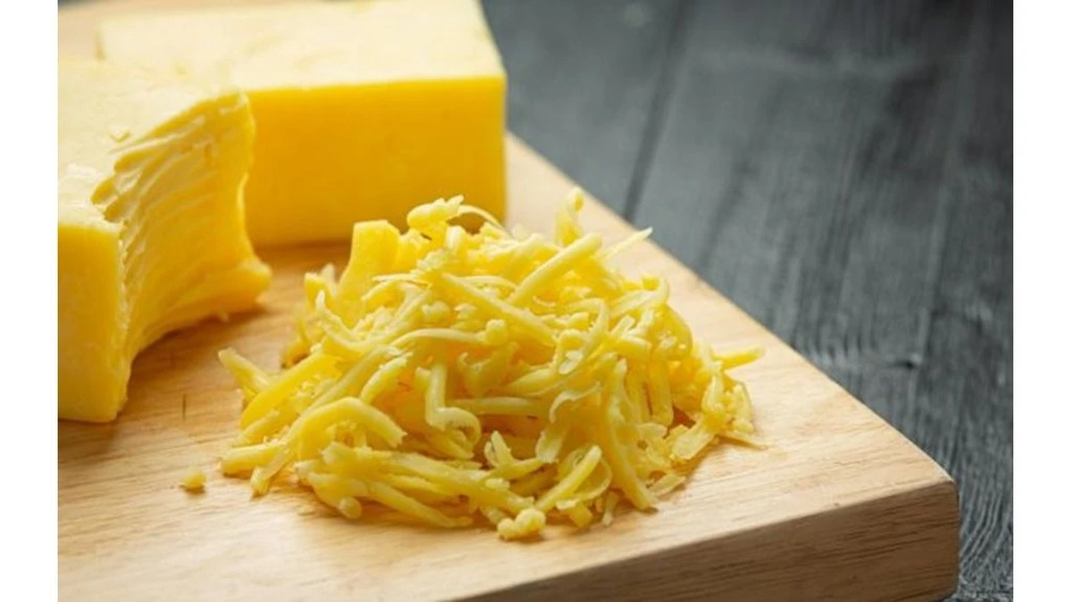 Dlaczego ser z paczki nigdy nie rozpuści się tak dobrze jak ten starty w domu