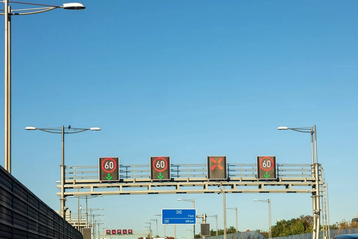 Migające znaki przy drodze – dlaczego warto zwolnić, gdy je widzisz
