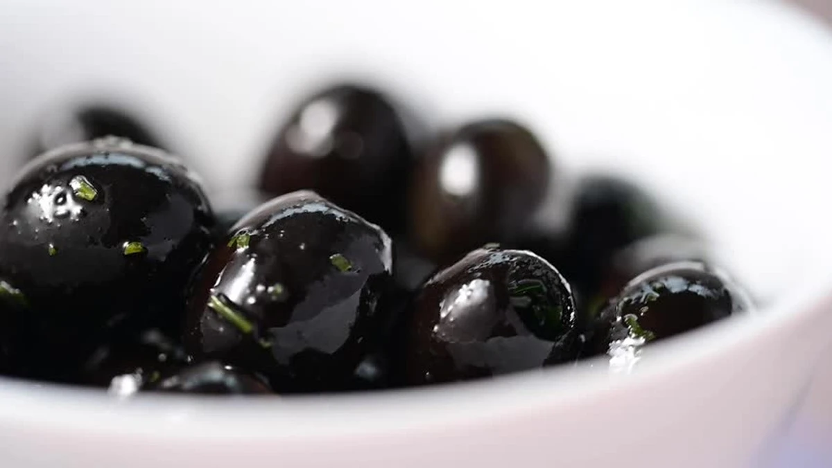 dlaczegowartosp-extra-1.webp Dlaczego warto sprawdzić kolor pestki czarnych oliwek przed zakupem - image 1