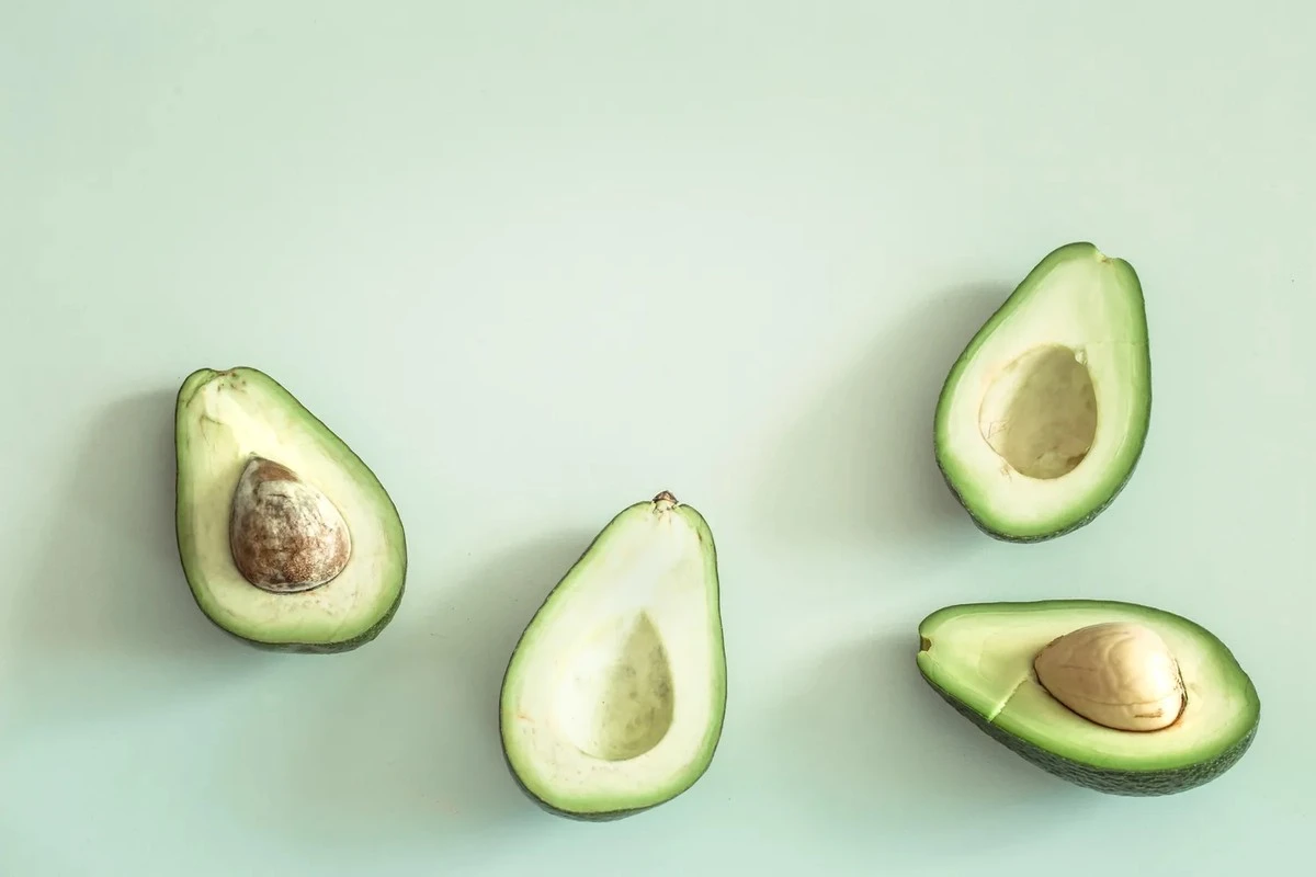 Dlaczego nie powinieneś wyrzucać twardego awokado: jeden trik z papierową torebką
