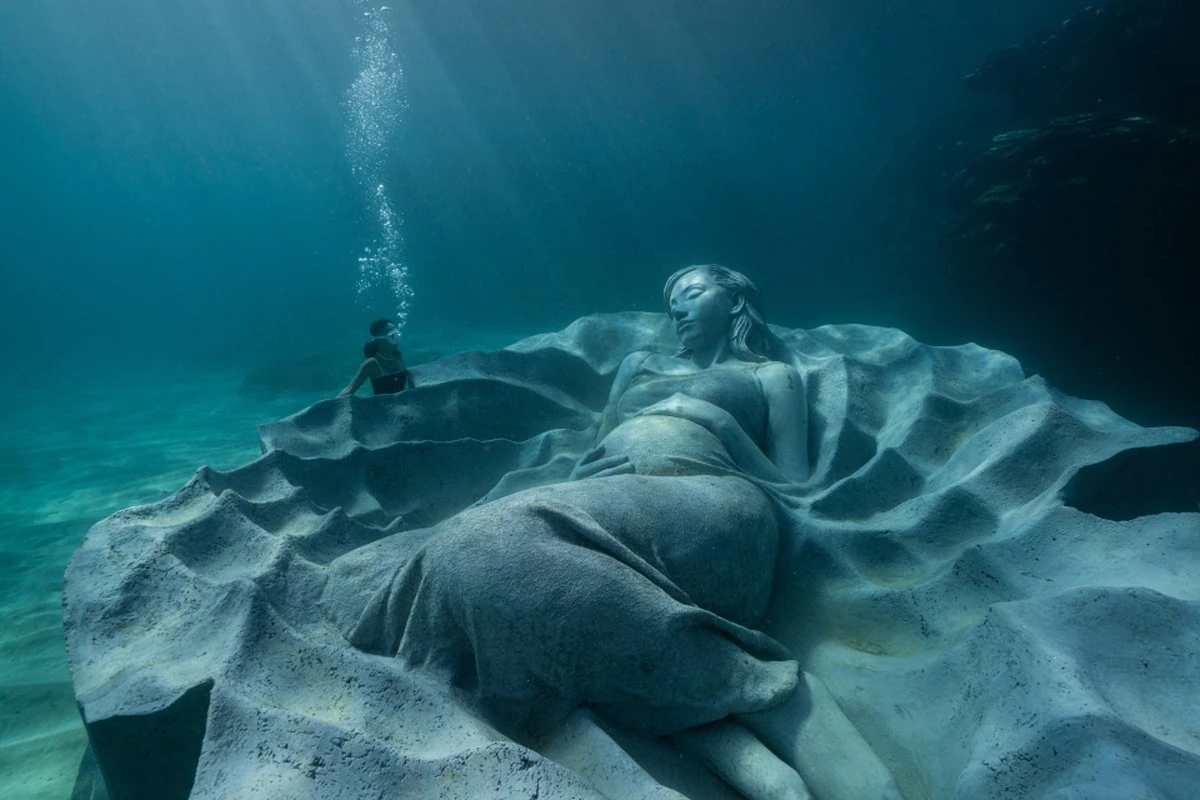 rzezbaktorawyan-extra-1.webp Rzeźba, która wyłania się z oceanu: smutna historia zatopionej wyspy - image 1