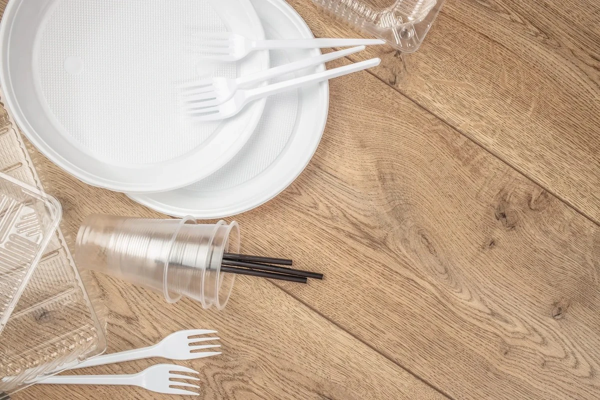 Dlaczego z restauracji znikają małe opakowania ketchupu i śmietanki