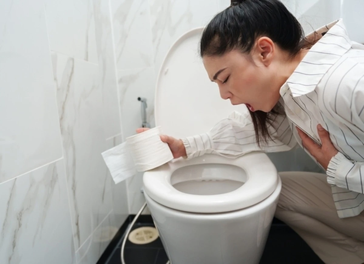 Dlaczego warto położyć łyżeczkę na języku, gdy często miewa się mdłości