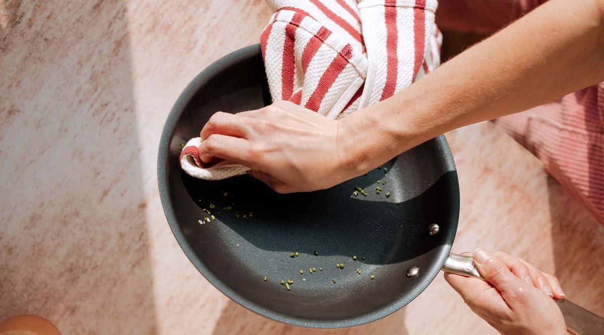 Dlaczego nie powinieneś wyrzucać starej patelni: metoda 4 łyżek - image 1