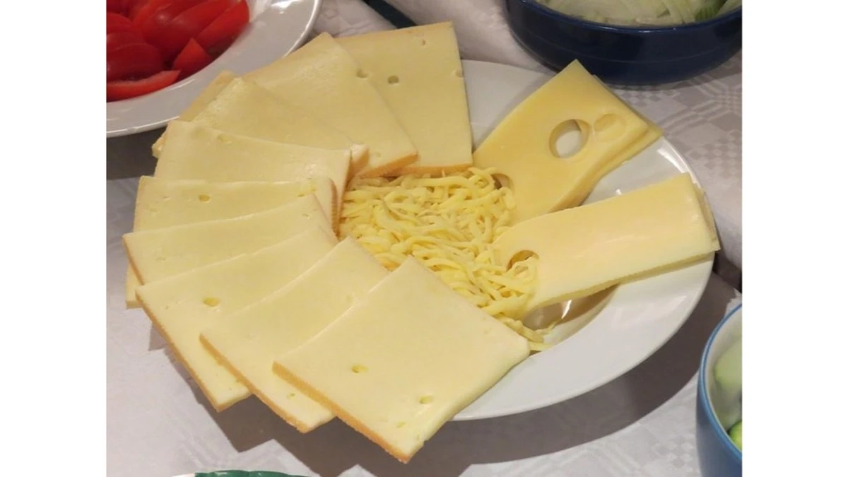 Dlaczego warto wkładać kawałek jabłka do pojemnika z serem