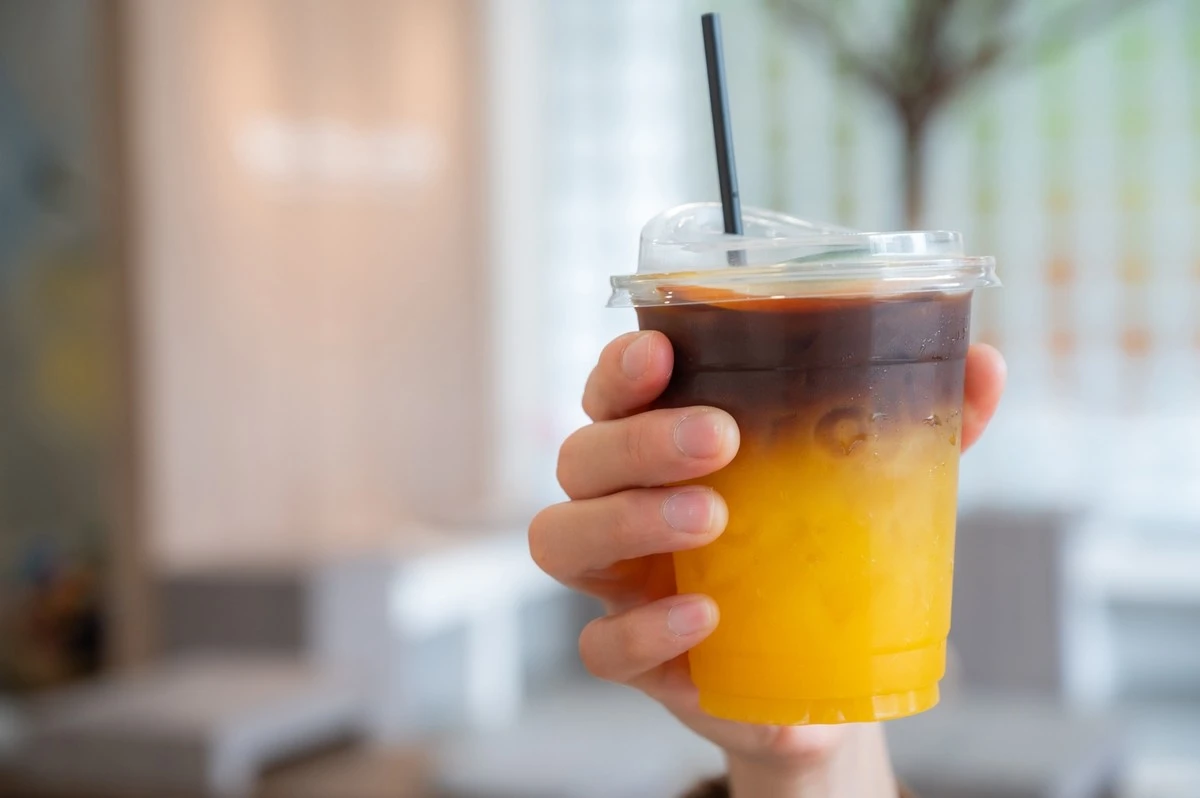 Dlaczego barista w małej kawiarni serwuje kawę z sokiem pomarańczowym - image 1