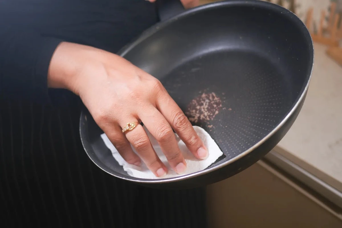 Dlaczego przestałam wyrzucać obierki z ziemniaków: domowy sposób na czystą patelnię