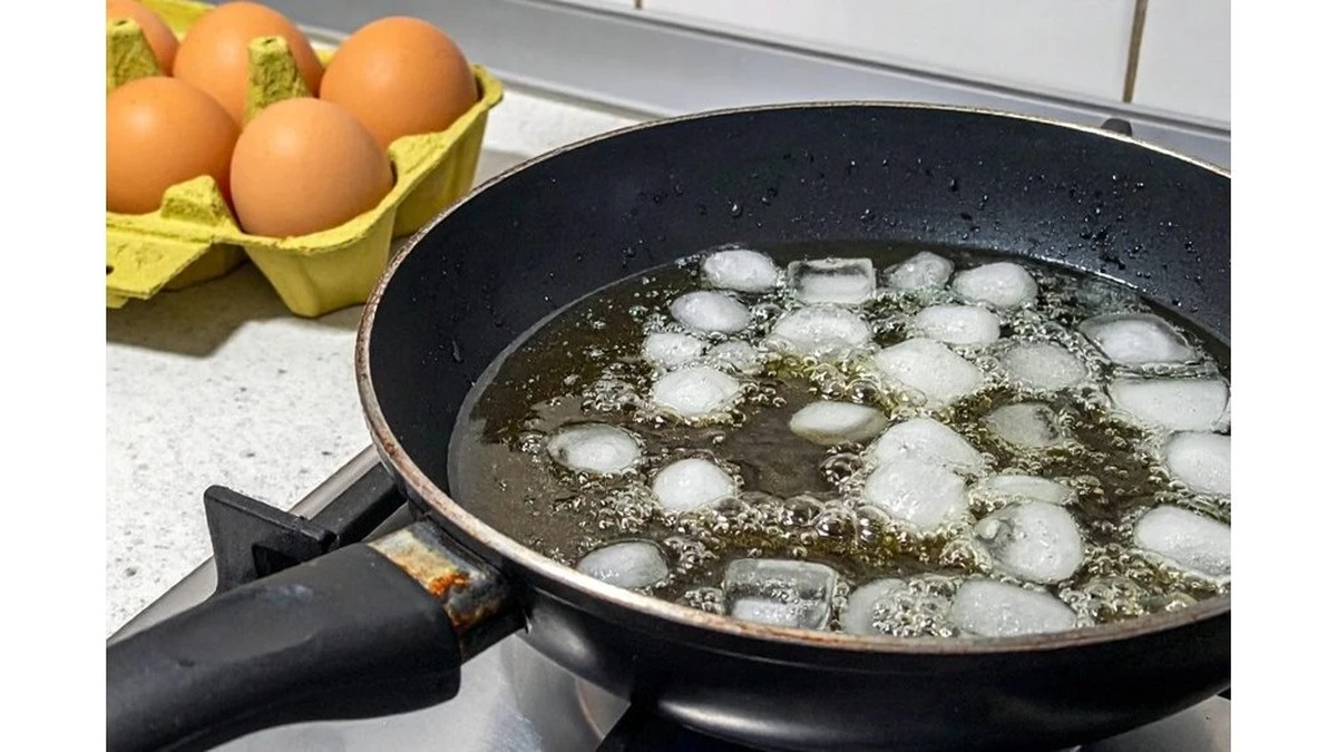 Dlaczego warto wrzucić kostkę lodu na patelnię podczas smażenia jajek