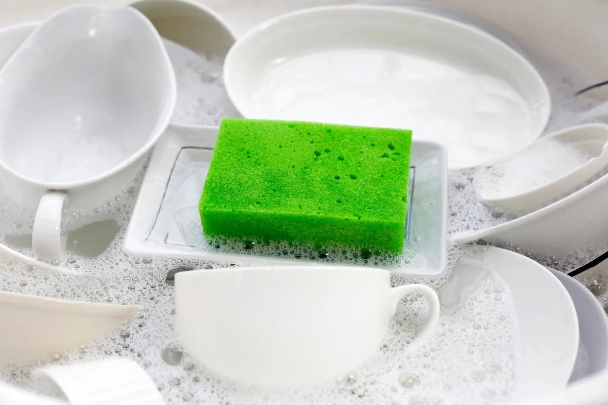 Trik z sodą, dzięki któremu płyn do naczyń starcza na dwa razy dłużej