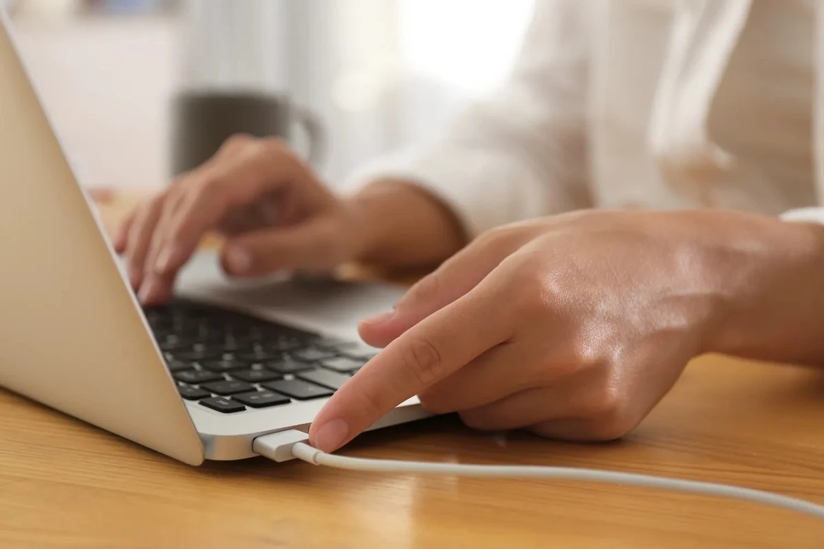 Dlaczego nie musisz odłączać laptopa przy 100 procentach