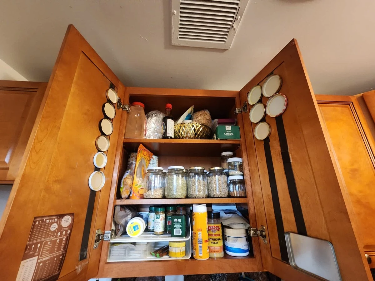 Dlaczego warto przykręcać nakrętki od słoików pod kuchenne szafki - image 1