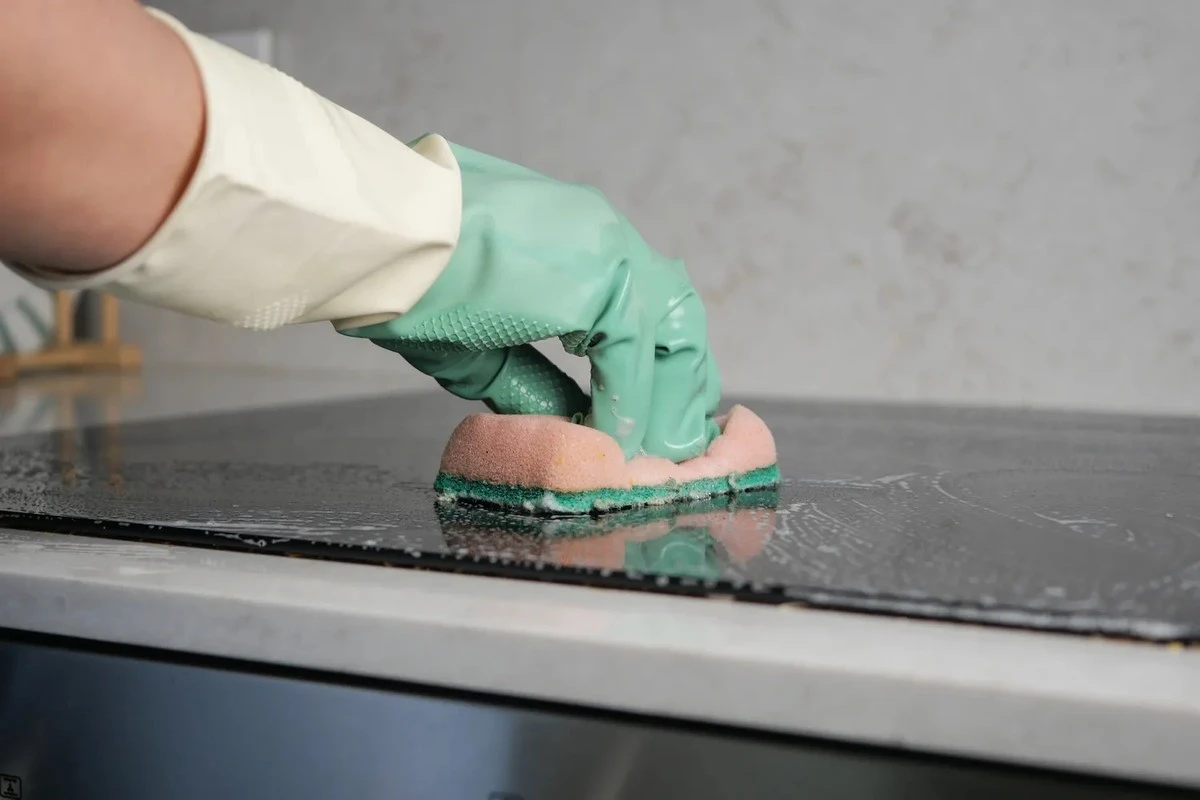 Dlaczego warto mieć sodę oczyszczoną pod ręką podczas sprzątania kuchni