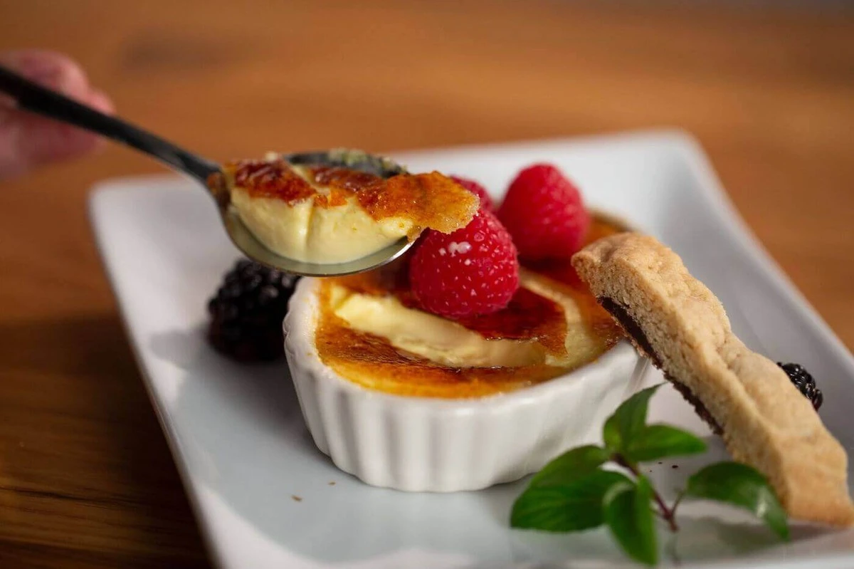 Cztery żółtka i łyżka cukru: domowy deser jak z francuskiej restauracji - image 1