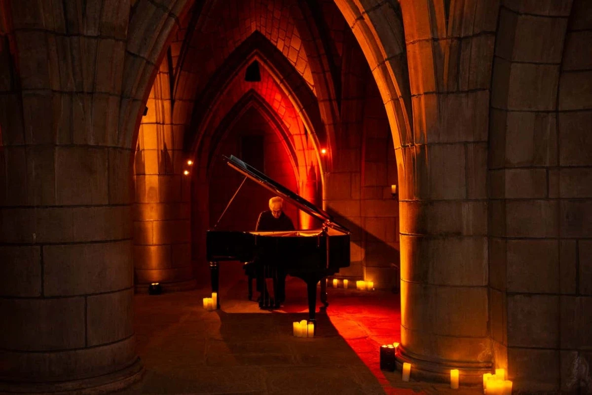 Dlaczego kompozytor "House of Cards" gra utwory lewą ręką w nowojorskiej krypcie