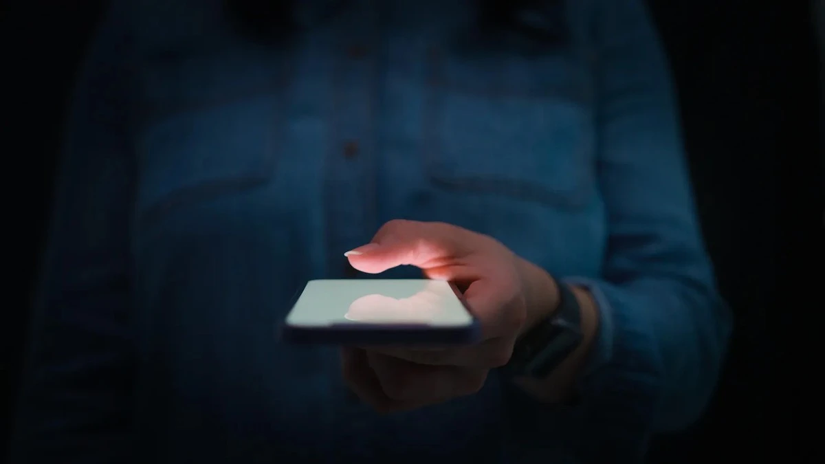 Dlaczego myślisz o kimś, a on nagle pisze? To nie przeznaczenie, lecz prosta psychologia