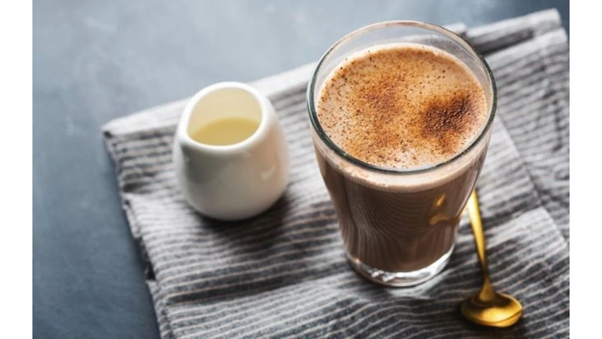 Dlaczego warto dolewać odrobinę mleka do kawy zamiast pić ją czarną