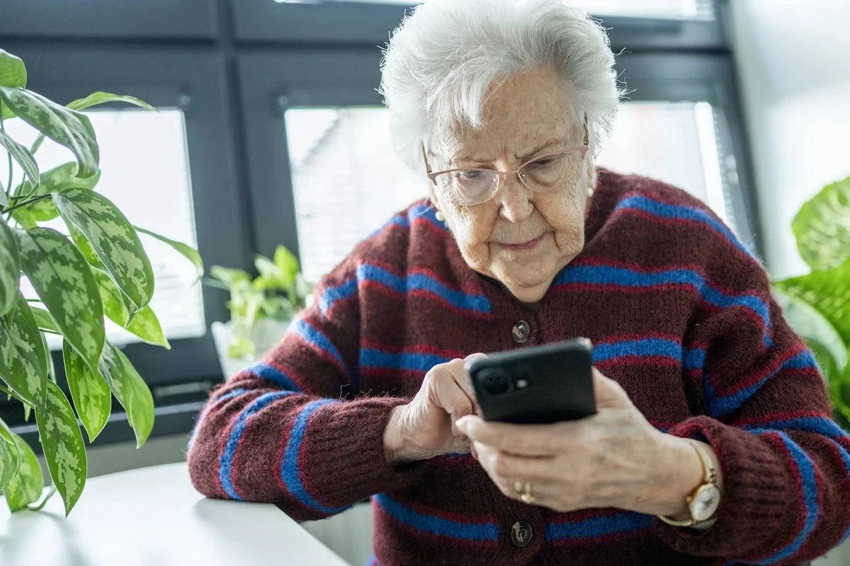 Dlaczego nie powinieneś klikać w linki od kurierów i banków: nowa strategia oszustów w Polsce