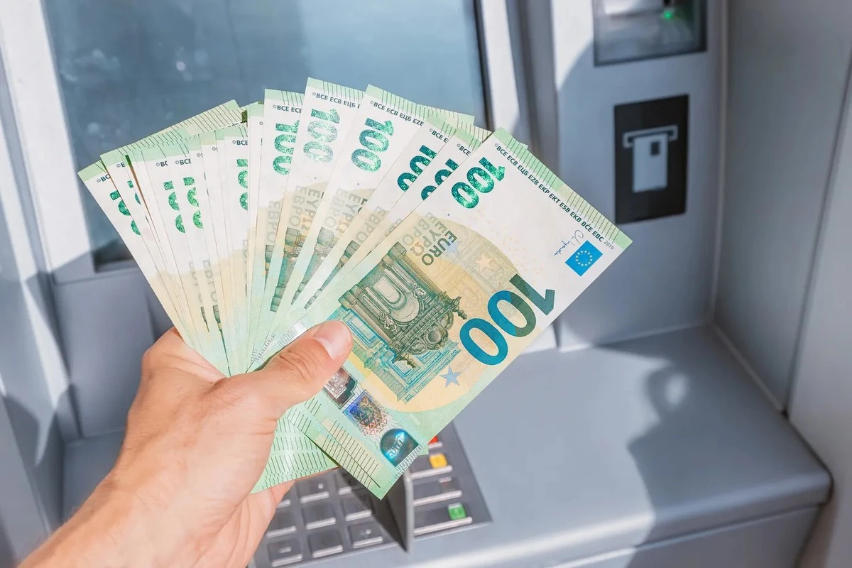 Dlaczego przed bankomatami ustawiają się długie kolejki: co dzieje się z pieniędzmi z OFE