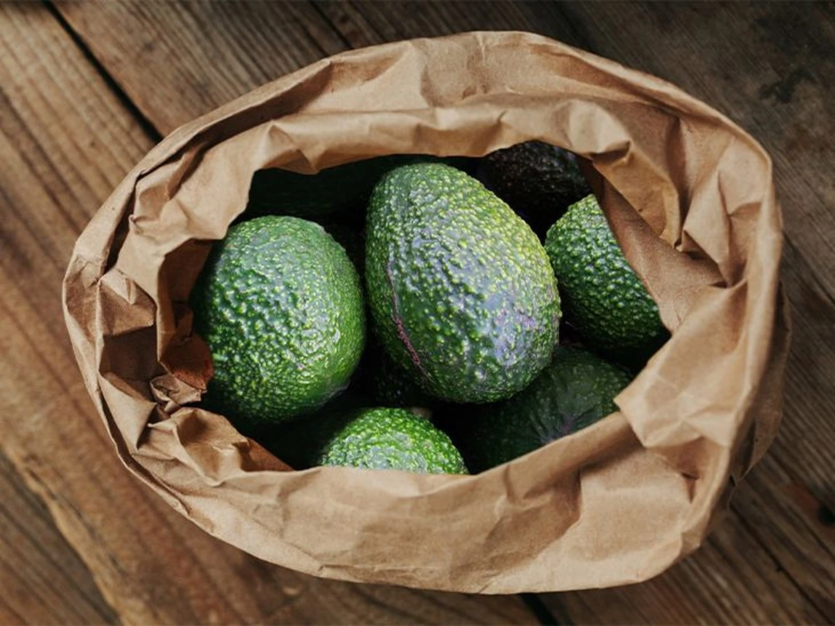Dlaczego nie powinieneś wyrzucać twardego awokado: jeden trik z papierową torebką - image 1