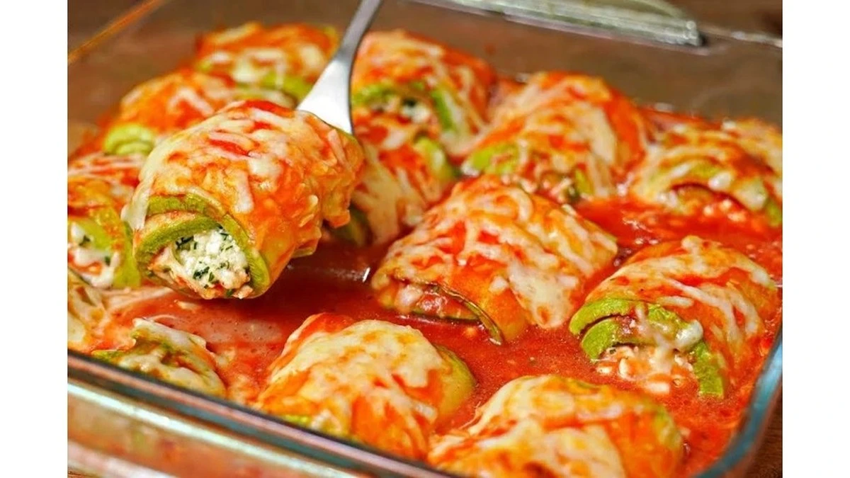 Dlaczego warto układać cukinię w rulony z twarogiem i pomidorami